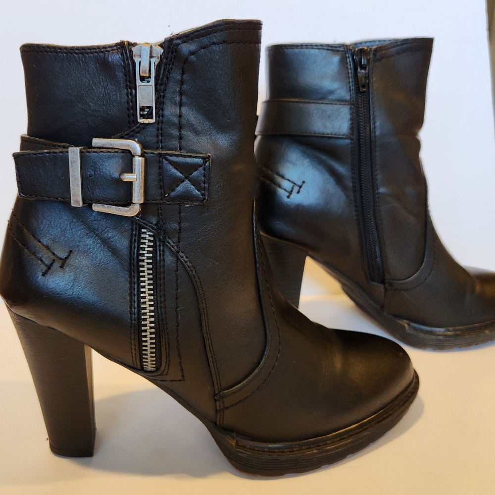 7.5 Black ankle double zipper chunky heel boots